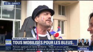 Francis Lalanne à Saint-Petersburg avec sa guitare tricolore pour soutenir les Bleus